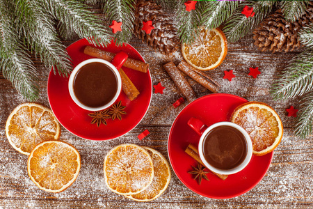 圣诞节横幅与绿色树, 锥体, 红杯子与热巧克力, 橙色和肉桂在褐色木背景
