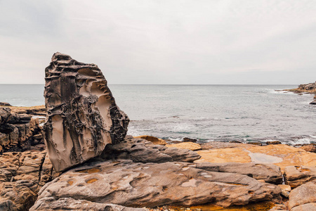 美丽的景色在悉尼邦迪海滩海湾冲浪者游泳在波浪和峭壁在海湾附近