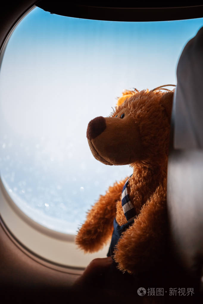 熊是看着窗外的飞机与上午