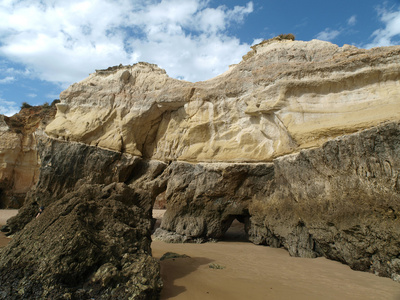 藻华上的洞穴和五颜六色的岩层