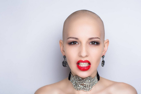 美女秃头女人照片