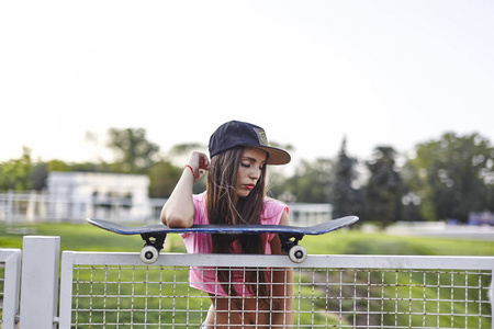 滑板的年轻女子