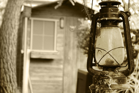 木制小屋门里的旧灯