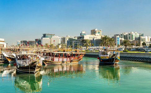 传统阿拉伯三角帆船在多哈，卡塔尔