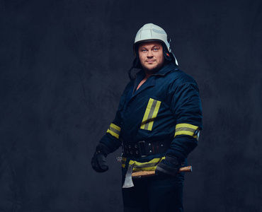 工作室肖像的消防员在黑暗的灰色背景下的制服