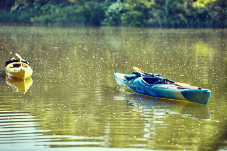 皮划艇停泊在水中。无人的空皮艇