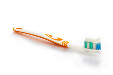 牙膏白色表面的牙刷