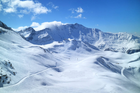 滑雪 单板滑雪雪山坡上