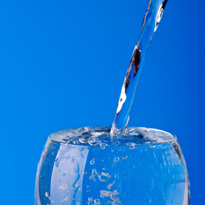 水从玻璃溢出图片