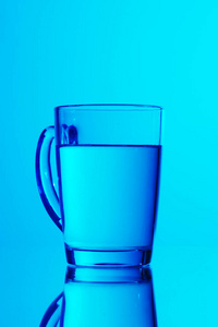 水在玻璃上的深蓝色背景