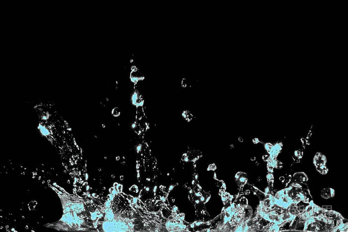 水溅在黑色背景上孤立