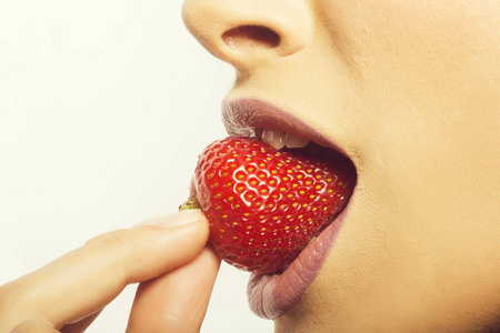 女性嘴唇吃红色草莓