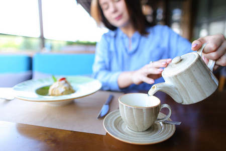 迷人的餐厅客户倒入水杯