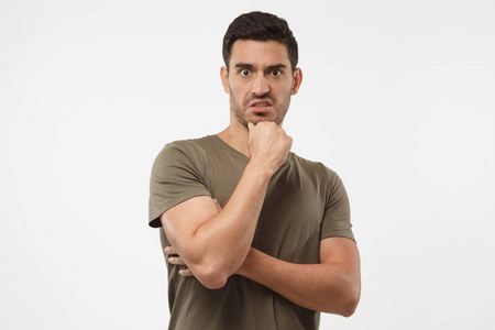 年轻的白种男人讨厌坏的东西挫折的概念.困惑不愉快的消极情绪照片