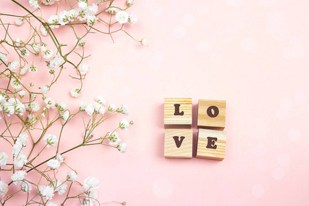 浪漫的粉红色背景与小花和木字母
