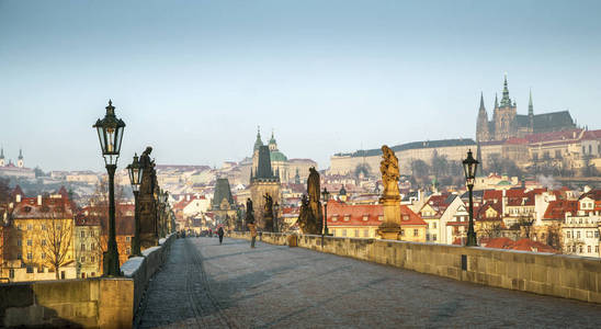 在捷克共和国布拉格查理大桥的全景视图
