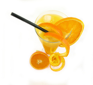 白色背景下分离的健康橙色饮料