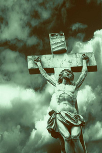 耶稣基督荆棘冠冕,指甲手刻字与圣经诗歌我是复活和生活在黑色背景与