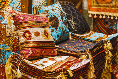 许多色彩鲜艳的地毯和地毯在伊斯坦布尔街商店出售