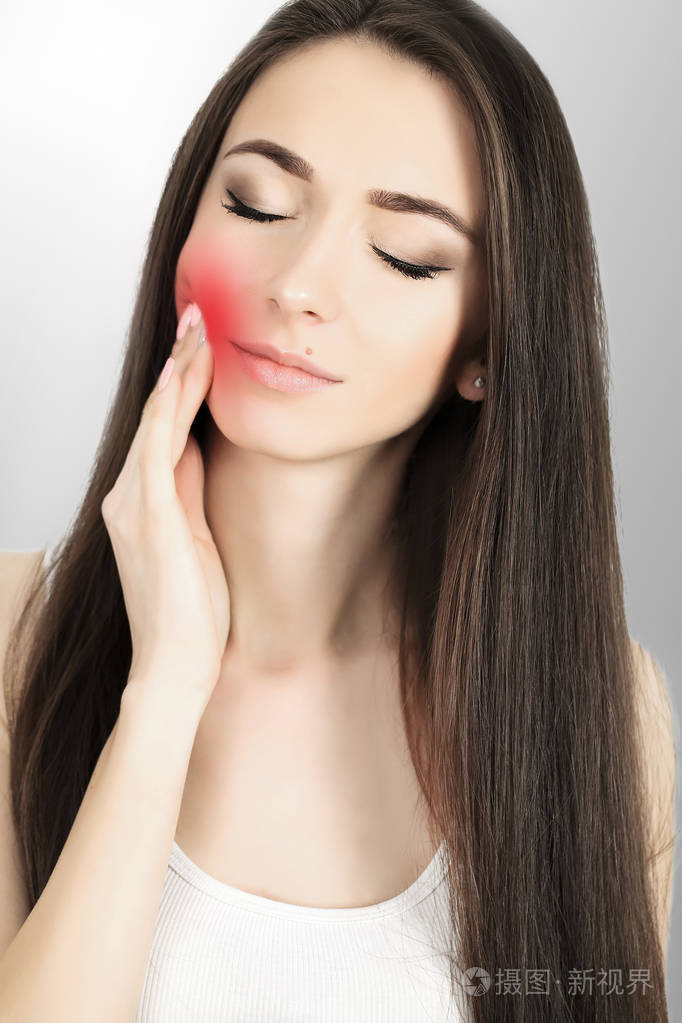 美丽的年轻女子牙痛特写拥抱颌骨疼痛治疗牙痛