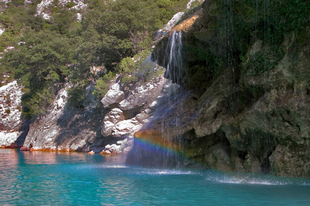 彩虹在瀑布的水中图片