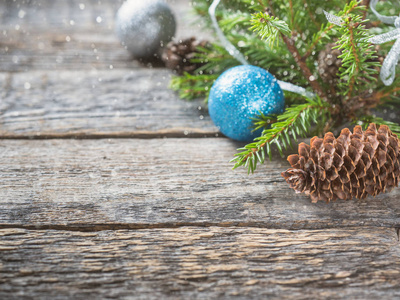 与在木板上的装饰圣诞树冷杉