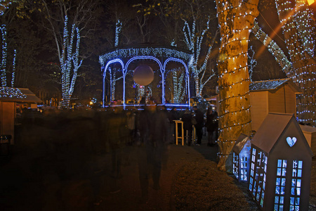 Zrinjevac 公园装饰圣诞灯作为出现的一部分, 我