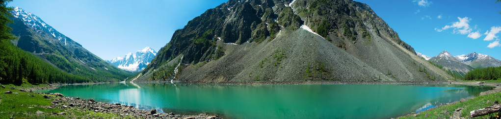 以高山为背景的山地湖泊