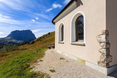 帕苏丰杜加迪纳的教会在秋天, 意大利的白云岩山脉