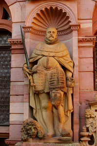 海德堡城堡城墙上的骑士雕像