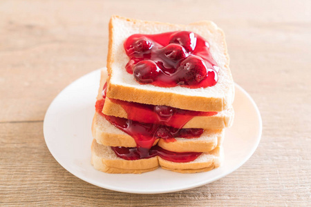 草莓果酱面包图片