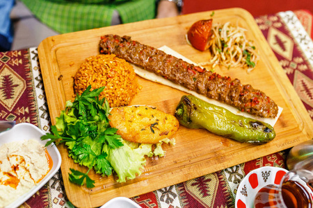 土耳其语和阿拉伯语传统 Adana kebab 了伊斯坦布尔餐厅