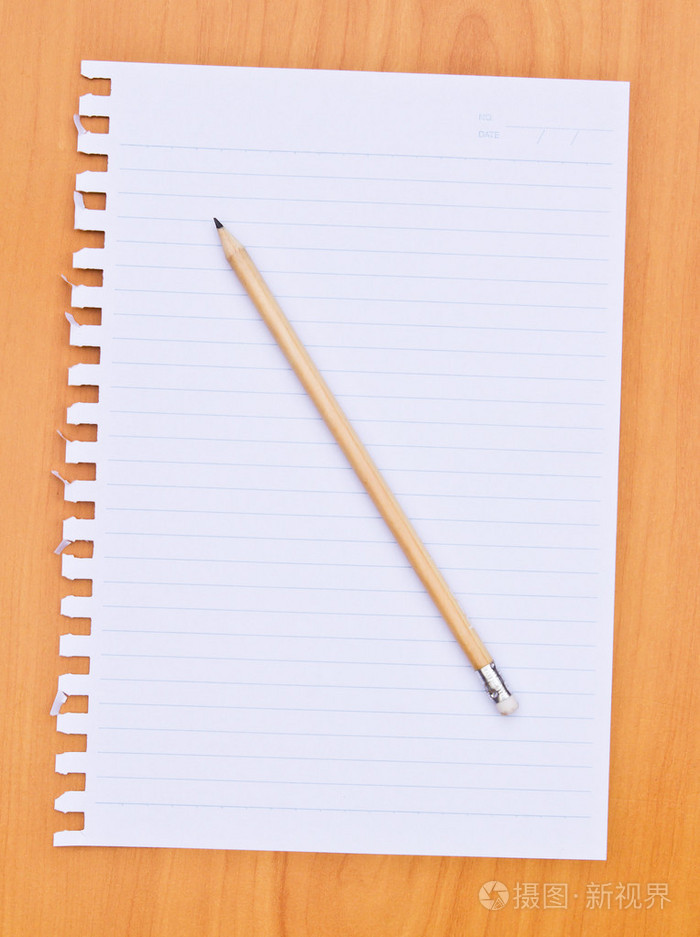 木制背景的白纸和铅笔