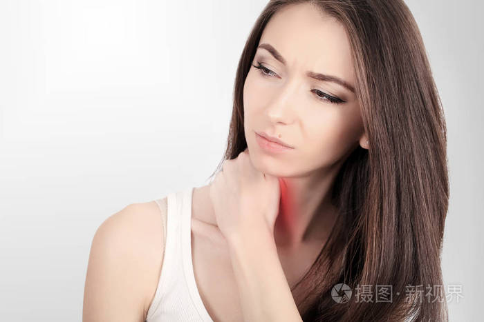 她接触的红点疼痛和痛苦的慢性颈部疼痛的辛勤工作.在白色背景上隔离.