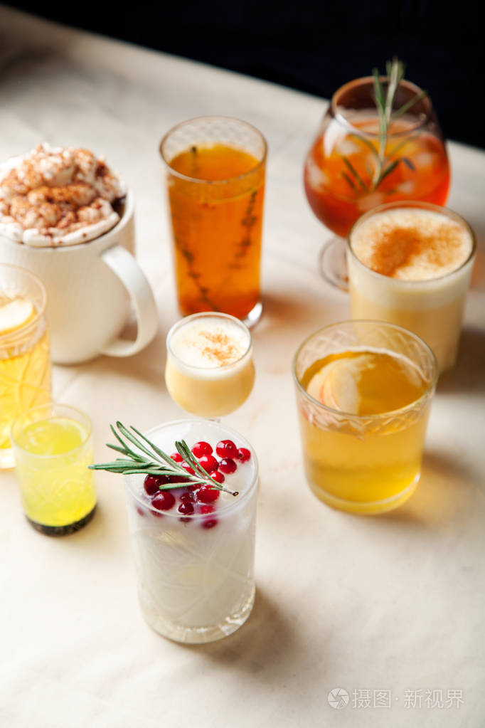 各种冬季鸡尾酒套装: 热酒, 蛋奶酒, 柠檬, old-fashioned, 椰子