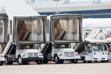 乘客登机步骤在机场停机坪停车