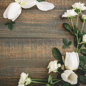 花的组成与白色的郁金香和玫瑰在木制背景。平躺, 顶部视图。妇女天构成