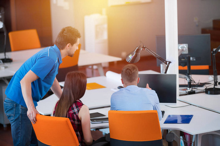 初创企业人集团在现代 coworking 办公空间工作照片