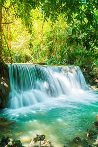 如湄 Kamin 瀑布在泰国北碧府