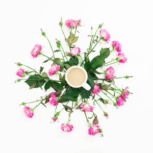粉红色的玫瑰, 树枝和叶子的白色背景咖啡杯。平躺, 顶部视图。玫瑰花纹理