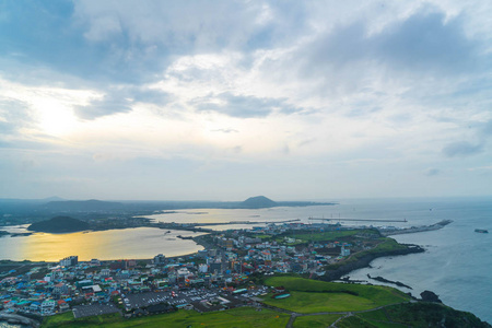 从济州岛城山日出峰济州城市天际线景观