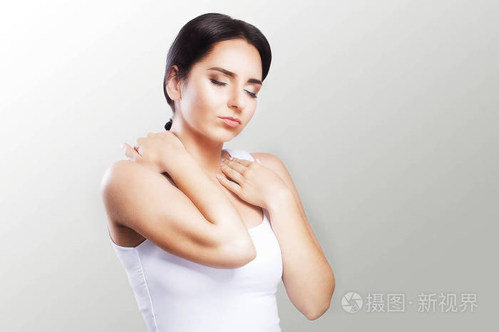 女孩在身体疼痛痛苦, 颈部疼痛