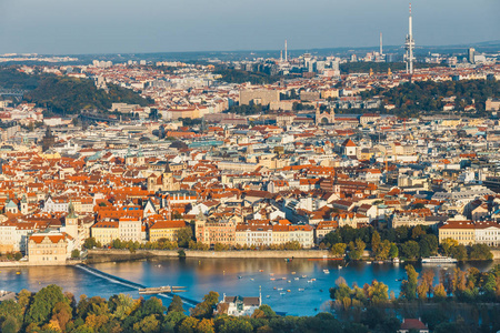 空中查看旧镇在布拉格，捷克共和国，红瓦屋顶