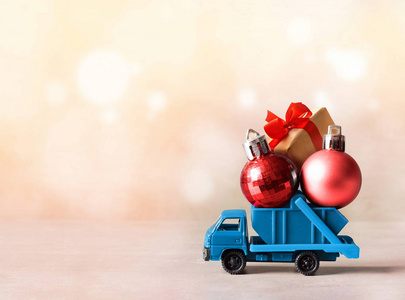 圣诞装饰。卡车汽车进行装饰的圣诞树。圣诞球