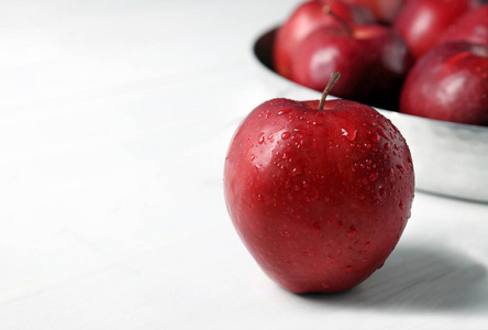 成熟红苹果在白色桌上, 选择焦点