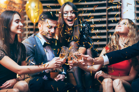 在聚会上用香槟庆祝的朋友照片