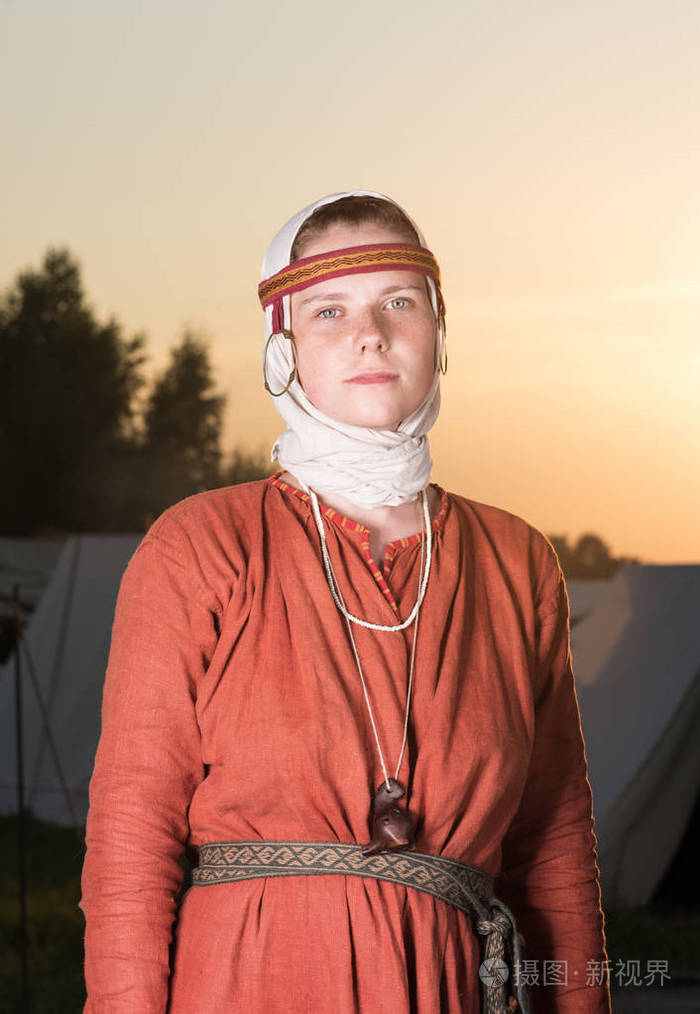 一个斯拉夫女人在历史服装纵向肖像.从过去的女人的形象