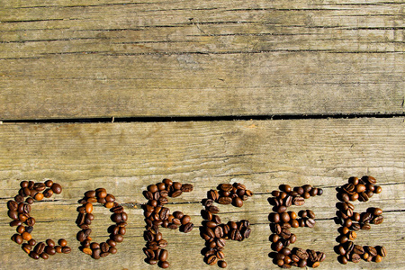 咖啡从咖啡豆木背景上的题字