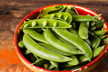 鲜绿色甜豌豆豆