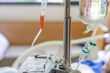 现代医院静脉输液的盐水袋和点滴集, 选择性关注点滴照片